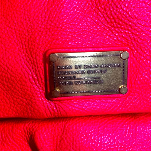 Fluorescent pink Marc by Marc Jacobs bag. - Picture 3 of 6